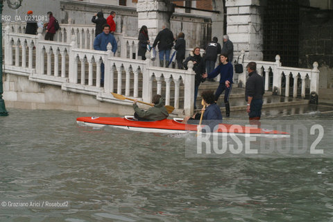 HIGH TIDE IN VENICE - 16 /11/2002  ©Graziano Arici/Rosebud2  ALTA MAREA / ACQUA ALTA BARCA