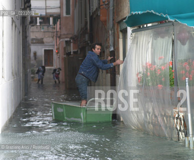 HIGH TIDE IN VENICE - 16 /11/2002  ©Graziano Arici/Rosebud2  ALTA MAREA / ACQUA ALTA