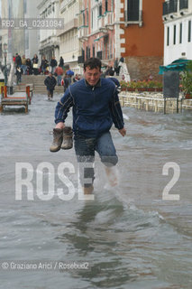 HIGH TIDE IN VENICE - 16 /11/2002  ©Graziano Arici/Rosebud2  ALTA MAREA / ACQUA ALTA  ,