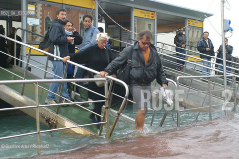 HIGH TIDE IN VENICE - 16 /11/2002  ©Graziano Arici/Rosebud2  ALTA MAREA / ACQUA ALTA  PONTILE ACTV