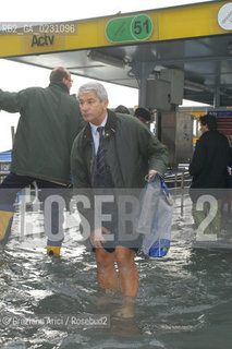 HIGH TIDE IN VENICE - 16 /11/2002  ©Graziano Arici/Rosebud2  ALTA MAREA / ACQUA ALTA  PONTILE ACTV