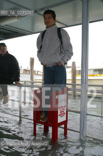 HIGH TIDE IN VENICE - 16 /11/2002  ©Graziano Arici/Rosebud2  ALTA MAREA / ACQUA ALTA  PONTILE ACTV