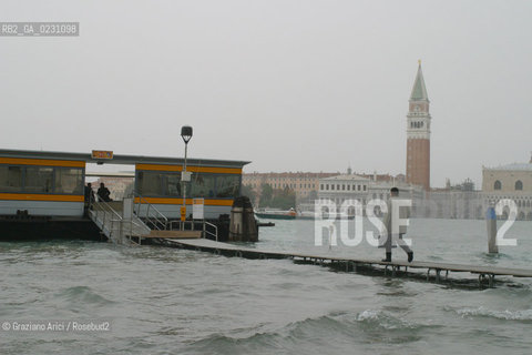 HIGH TIDE IN VENICE - 16 /11/2002  ©Graziano Arici/Rosebud2  ALTA MAREA / ACQUA ALTA  PONTILE ACTV