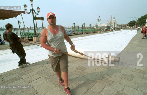 MANIFESTAZIONE DEI COMMERCIANTI CONTRO GLI EXTRACOMUNITARI  - © 2002 Graziano Arici/Rosebud2 / S.MARCO