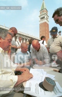 MANIFESTAZIONE DEI COMMERCIANTI CONTRO GLI EXTRACOMUNITARI  - © 2002 Graziano Arici/Rosebud2 / S.MARCO