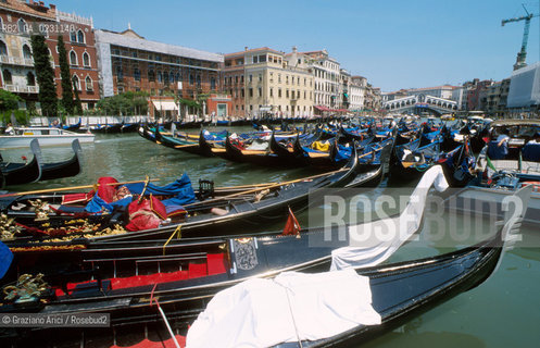 MANIFESTAZIONE DEI GONDOLIERI CONTRO GLI EXTRACOMUNITARI  - © 2002 Graziano Arici/Rosebud2 / GONDOLA