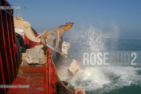 VENEZIA 13/03/03 : CONSORZIO VENEZIA NUOVA DEPOSITO DI BLOCCHI DI ROCCIA SULLA BOCCA DI PORTO DI CHIOGGIA PER LA FORMAZIONE DELLA LUNATA ©Graziano Arici/Rosebud2
