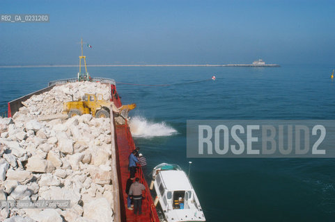 VENEZIA 13/03/03 : CONSORZIO VENEZIA NUOVA DEPOSITO DI BLOCCHI DI ROCCIA SULLA BOCCA DI PORTO DI CHIOGGIA PER LA FORMAZIONE DELLA LUNATA ©Graziano Arici/Rosebud2
