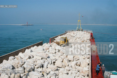 VENEZIA 13/03/03 : CONSORZIO VENEZIA NUOVA DEPOSITO DI BLOCCHI DI ROCCIA SULLA BOCCA DI PORTO DI CHIOGGIA PER LA FORMAZIONE DELLA LUNATA ©Graziano Arici/Rosebud2