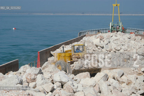 VENEZIA 13/03/03 : CONSORZIO VENEZIA NUOVA DEPOSITO DI BLOCCHI DI ROCCIA SULLA BOCCA DI PORTO DI CHIOGGIA PER LA FORMAZIONE DELLA LUNATA ©Graziano Arici/Rosebud2