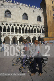 Localizzazione:..VENEZIA / S. MARCO..Oggetto:..Soggetto:..TURISTI IN PIAZZA SAN MARCO..Cronologia: ..Definizione Culturale:..   Autore: ..   Stile: ..   Editori/Stampatori:..   Committenza:..Materia e Tecnica:..Collocazione:..Note:..TURISMO BICICLETTA..Riproduzione Fotografica:..Copyright:..Graziano Arici/Rosebud2 .Data:..1990..Costo:..A