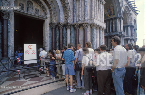 Localizzazione:..VENEZIA / S. MARCO..Oggetto:..Soggetto:..CODA DI TURISTI IN PIAZZA SAN MARCO..Cronologia: ....Definizione Culturale:..   Autore: ....   Stile: ..   Editori/Stampatori:..   Committenza:..Materia e Tecnica:..Collocazione:..Note:..MONUMENTALE TURISMO..Riproduzione Fotografica:..Graziano Arici/Rosebud2 .Copyright:..Graziano Arici/Rosebud2 .Data:..1995..Costo:..A