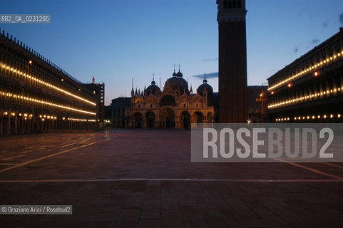 ALBA IN PIAZZA SAN MARCO © 2003 Graziano Arici/Rosebud2