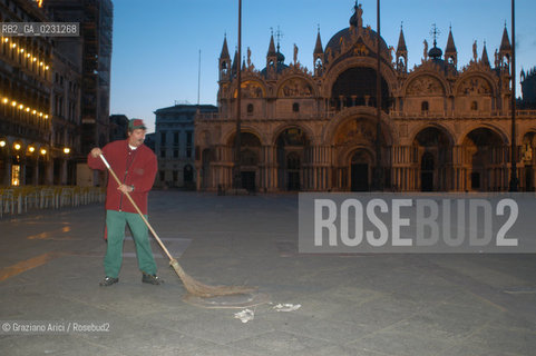 ALBA IN PIAZZA SAN MARCO PULIZIA DEGLI SPAZZINI  © 2003 Graziano Arici/Rosebud2