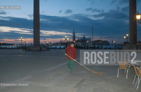 ALBA IN PIAZZA SAN MARCO PULIZIA DEGLI SPAZZINI  © 2003 Graziano Arici/Rosebud2