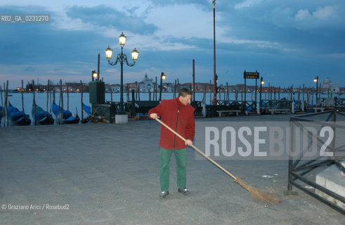 ALBA IN PIAZZA SAN MARCO PULIZIA DEGLI SPAZZINI  © 2003 Graziano Arici/Rosebud2