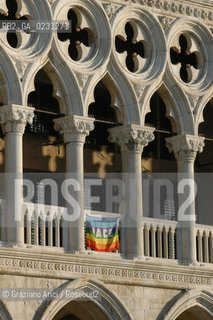 PALAZZO DUCALE LOGGIA GOTICA CON BANDIERA DELLA PACE  © 2003 Graziano Arici/Rosebud2