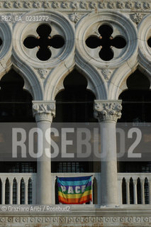 PALAZZO DUCALE LOGGIA GOTICA CON BANDIERA DELLA PACE  © 2003 Graziano Arici/Rosebud2