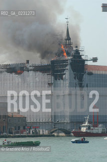 VENEZIA 15/04/03 - LINCENDIO DEL MULINO STUCKY © ARCHIVIO Graziano Arici/Rosebud2  / GIUDECCA / ARCHEOLOGIA INDUSTRIALE