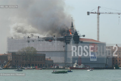 VENEZIA 15/04/03 - LINCENDIO DEL MULINO STUCKY © ARCHIVIO Graziano Arici/Rosebud2  / GIUDECCA / ARCHEOLOGIA INDUSTRIALE