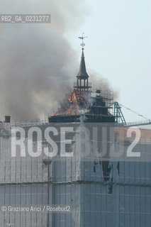 VENEZIA 15/04/03 - LINCENDIO DEL MULINO STUCKY © ARCHIVIO Graziano Arici/Rosebud2  / GIUDECCA / ARCHEOLOGIA INDUSTRIALE