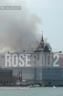 VENEZIA 15/04/03 - LINCENDIO DEL MULINO STUCKY © ARCHIVIO Graziano Arici/Rosebud2  / GIUDECCA / ARCHEOLOGIA INDUSTRIALE