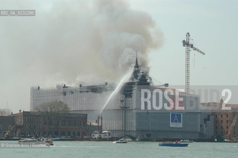 VENEZIA 15/04/03 - LINCENDIO DEL MULINO STUCKY © ARCHIVIO Graziano Arici/Rosebud2  / GIUDECCA / ARCHEOLOGIA INDUSTRIALE