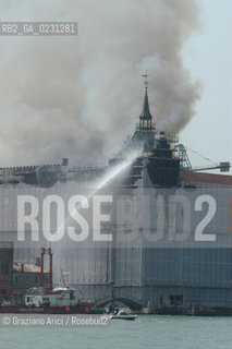 VENEZIA 15/04/03 - LINCENDIO DEL MULINO STUCKY © ARCHIVIO Graziano Arici/Rosebud2  / GIUDECCA / ARCHEOLOGIA INDUSTRIALE