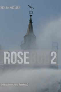 VENEZIA 15/04/03 - LINCENDIO DEL MULINO STUCKY © ARCHIVIO Graziano Arici/Rosebud2  / GIUDECCA / ARCHEOLOGIA INDUSTRIALE