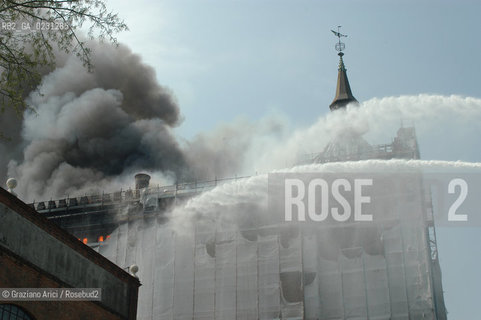 VENEZIA 15/04/03 - LINCENDIO DEL MULINO STUCKY © ARCHIVIO Graziano Arici/Rosebud2  / GIUDECCA / ARCHEOLOGIA INDUSTRIALE