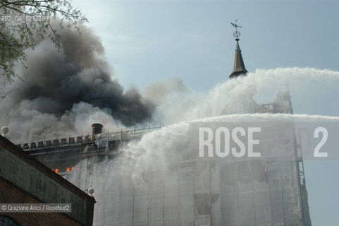 VENEZIA 15/04/03 - LINCENDIO DEL MULINO STUCKY © ARCHIVIO Graziano Arici/Rosebud2  / GIUDECCA / ARCHEOLOGIA INDUSTRIALE