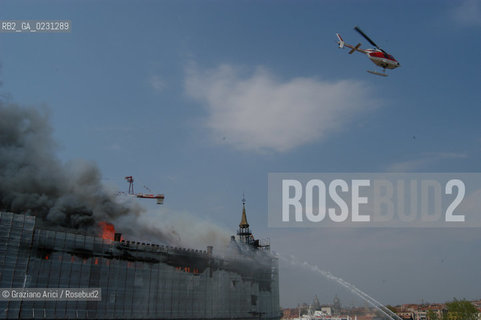 VENEZIA 15/04/03 - LINCENDIO DEL MULINO STUCKY © ARCHIVIO Graziano Arici/Rosebud2  / GIUDECCA / ARCHEOLOGIA INDUSTRIALE