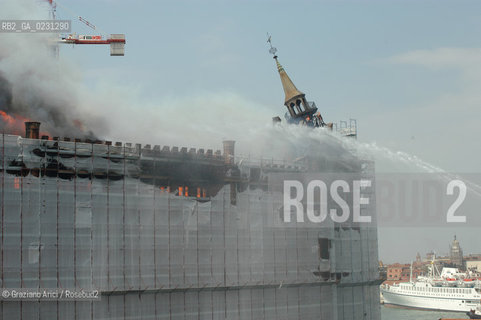 VENEZIA 15/04/03 - LINCENDIO DEL MULINO STUCKY © ARCHIVIO Graziano Arici/Rosebud2  / GIUDECCA / ARCHEOLOGIA INDUSTRIALE