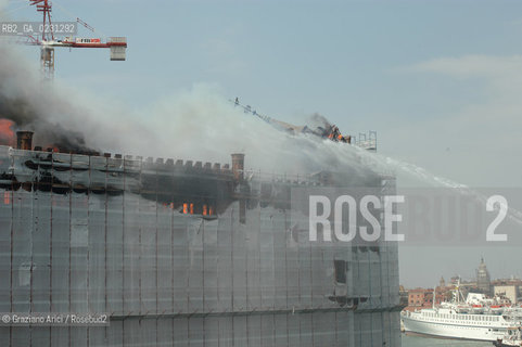 VENEZIA 15/04/03 - LINCENDIO DEL MULINO STUCKY © ARCHIVIO Graziano Arici/Rosebud2  / GIUDECCA / ARCHEOLOGIA INDUSTRIALE