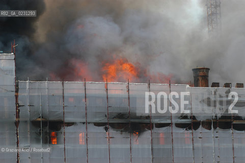 VENEZIA 15/04/03 - LINCENDIO DEL MULINO STUCKY © ARCHIVIO Graziano Arici/Rosebud2  / GIUDECCA / ARCHEOLOGIA INDUSTRIALE