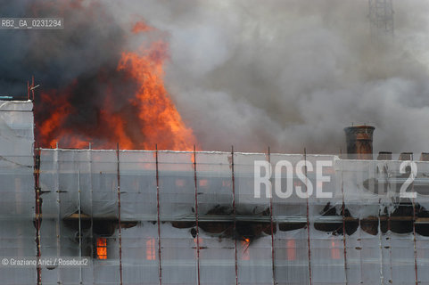 VENEZIA 15/04/03 - LINCENDIO DEL MULINO STUCKY © ARCHIVIO Graziano Arici/Rosebud2  / GIUDECCA / ARCHEOLOGIA INDUSTRIALE