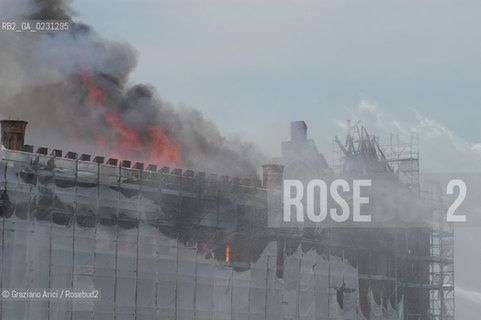 VENEZIA 15/04/03 - LINCENDIO DEL MULINO STUCKY © ARCHIVIO Graziano Arici/Rosebud2  / GIUDECCA / ARCHEOLOGIA INDUSTRIALE