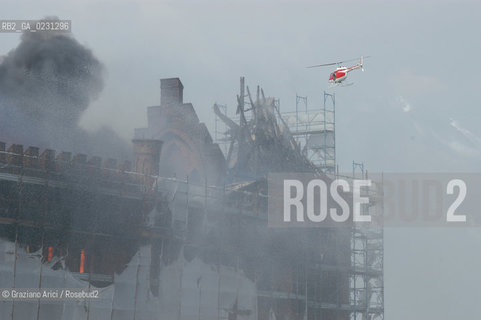 VENEZIA 15/04/03 - LINCENDIO DEL MULINO STUCKY © ARCHIVIO Graziano Arici/Rosebud2  / GIUDECCA / ARCHEOLOGIA INDUSTRIALE