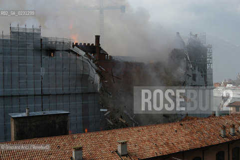 VENEZIA 15/04/03 - LINCENDIO DEL MULINO STUCKY © ARCHIVIO Graziano Arici/Rosebud2  / GIUDECCA / ARCHEOLOGIA INDUSTRIALE