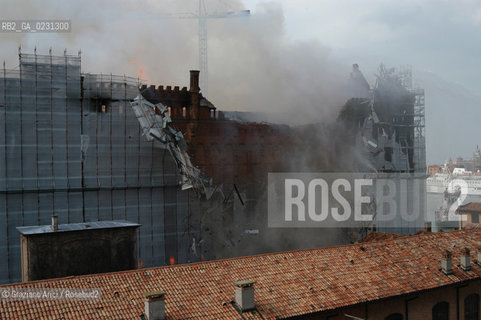 VENEZIA 15/04/03 - LINCENDIO DEL MULINO STUCKY © ARCHIVIO Graziano Arici/Rosebud2  / GIUDECCA / ARCHEOLOGIA INDUSTRIALE