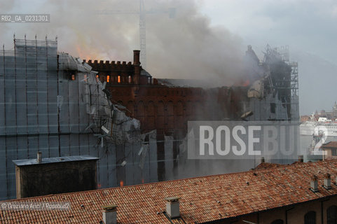 VENEZIA 15/04/03 - LINCENDIO DEL MULINO STUCKY © ARCHIVIO Graziano Arici/Rosebud2  / GIUDECCA / ARCHEOLOGIA INDUSTRIALE