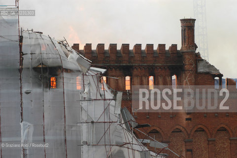 VENEZIA 15/04/03 - LINCENDIO DEL MULINO STUCKY © ARCHIVIO Graziano Arici/Rosebud2  / GIUDECCA / ARCHEOLOGIA INDUSTRIALE