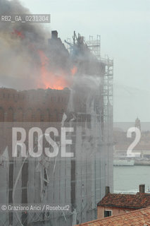 VENEZIA 15/04/03 - LINCENDIO DEL MULINO STUCKY © ARCHIVIO Graziano Arici/Rosebud2  / GIUDECCA / ARCHEOLOGIA INDUSTRIALE