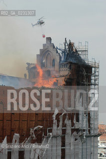 VENEZIA 15/04/03 - LINCENDIO DEL MULINO STUCKY © ARCHIVIO Graziano Arici/Rosebud2  / GIUDECCA / ARCHEOLOGIA INDUSTRIALE