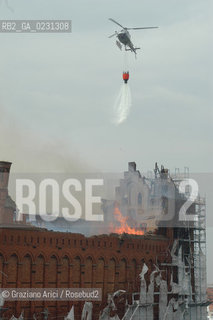 VENEZIA 15/04/03 - LINCENDIO DEL MULINO STUCKY © ARCHIVIO Graziano Arici/Rosebud2  / GIUDECCA / ARCHEOLOGIA INDUSTRIALE