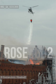 VENEZIA 15/04/03 - LINCENDIO DEL MULINO STUCKY © ARCHIVIO Graziano Arici/Rosebud2  / GIUDECCA / ARCHEOLOGIA INDUSTRIALE