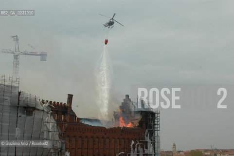 VENEZIA 15/04/03 - LINCENDIO DEL MULINO STUCKY © ARCHIVIO Graziano Arici/Rosebud2  / GIUDECCA / ARCHEOLOGIA INDUSTRIALE