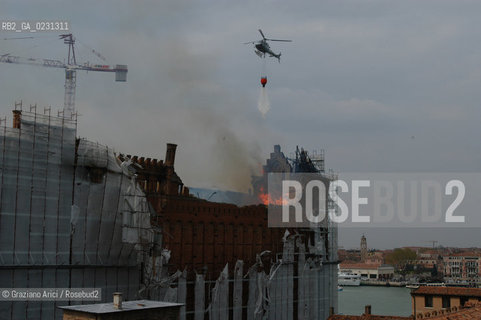 VENEZIA 15/04/03 - LINCENDIO DEL MULINO STUCKY © ARCHIVIO Graziano Arici/Rosebud2  / GIUDECCA / ARCHEOLOGIA INDUSTRIALE