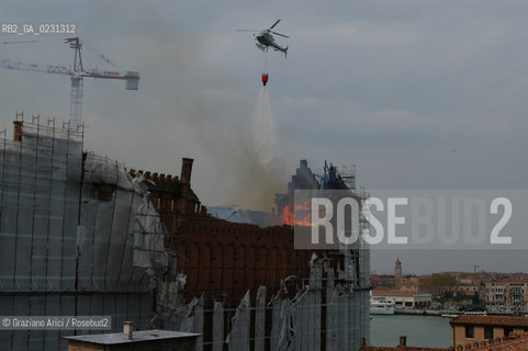 VENEZIA 15/04/03 - LINCENDIO DEL MULINO STUCKY © ARCHIVIO Graziano Arici/Rosebud2  / GIUDECCA / ARCHEOLOGIA INDUSTRIALE