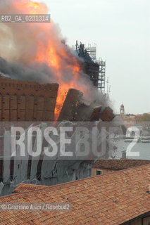 VENEZIA 15/04/03 - LINCENDIO DEL MULINO STUCKY © ARCHIVIO Graziano Arici/Rosebud2  / GIUDECCA / ARCHEOLOGIA INDUSTRIALE